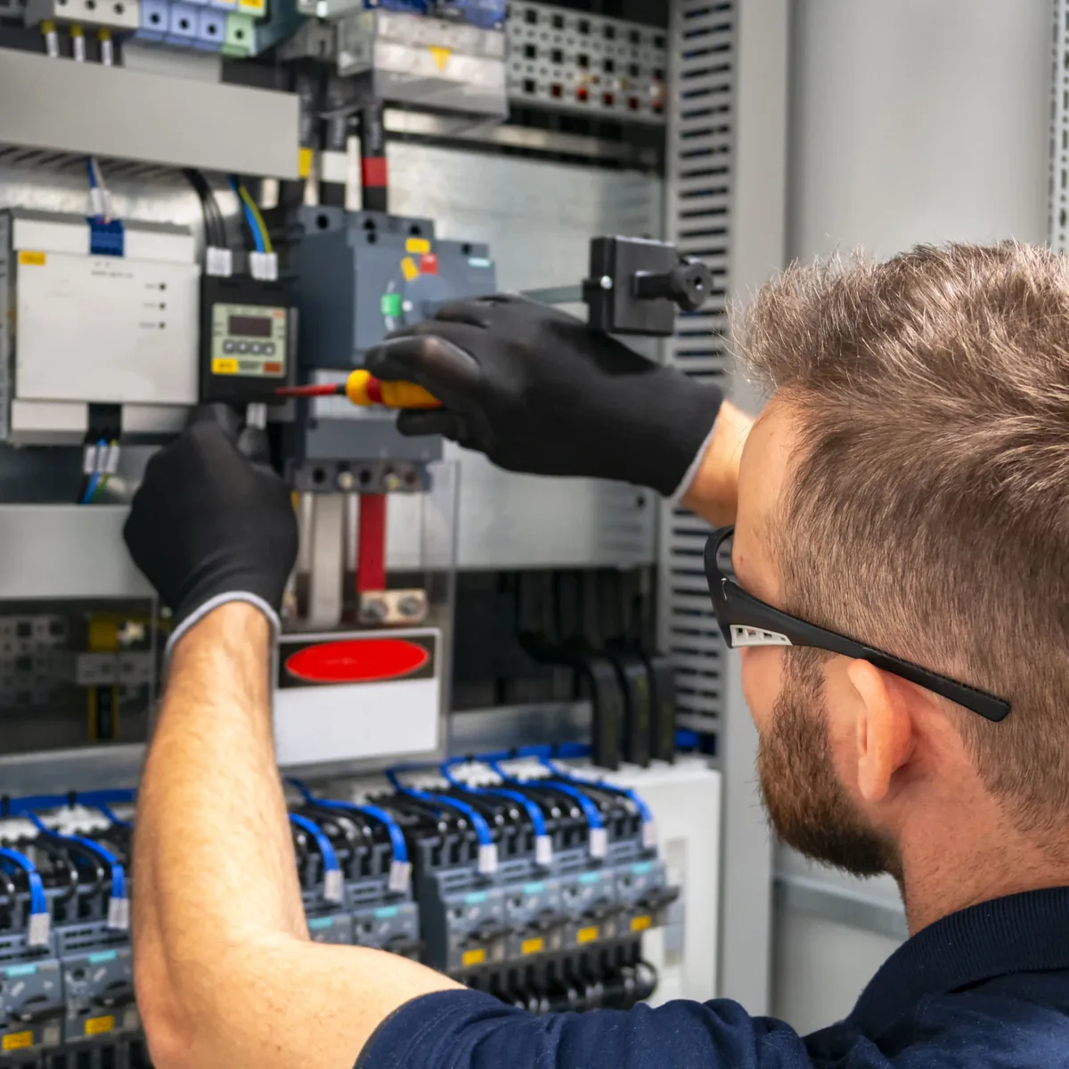 Electricista atendiendo una avería en la instalación eléctrica de una vivienda