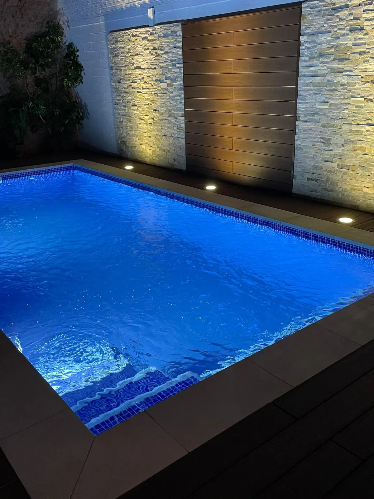 Técnico de Top Solution preparando el presupuesto de una piscina en Tenerife