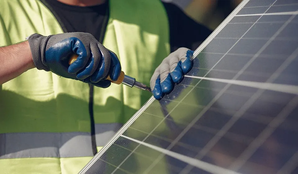 Técnico de Top Solution realizando el estudio previo de una instalación solar en Tenerife