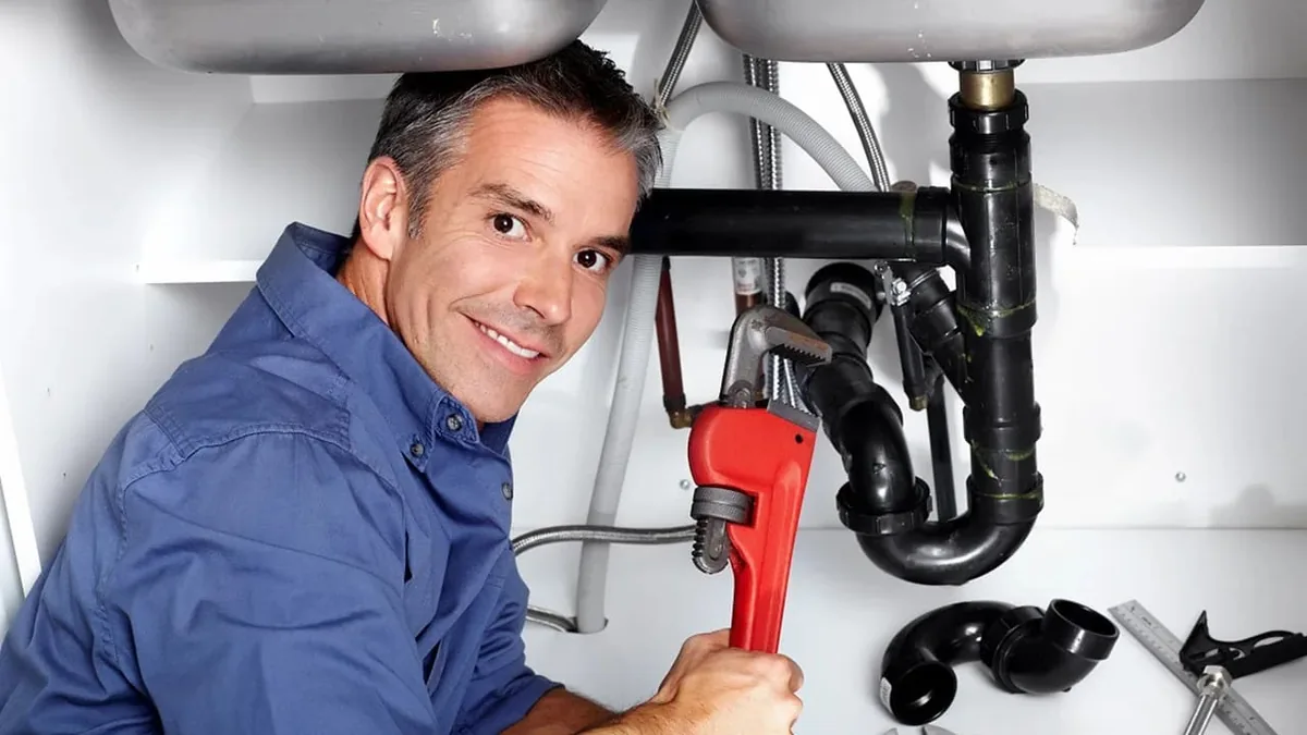 Fontanero de Top Solution reparando una instalación de fontanería en Gran Canaria