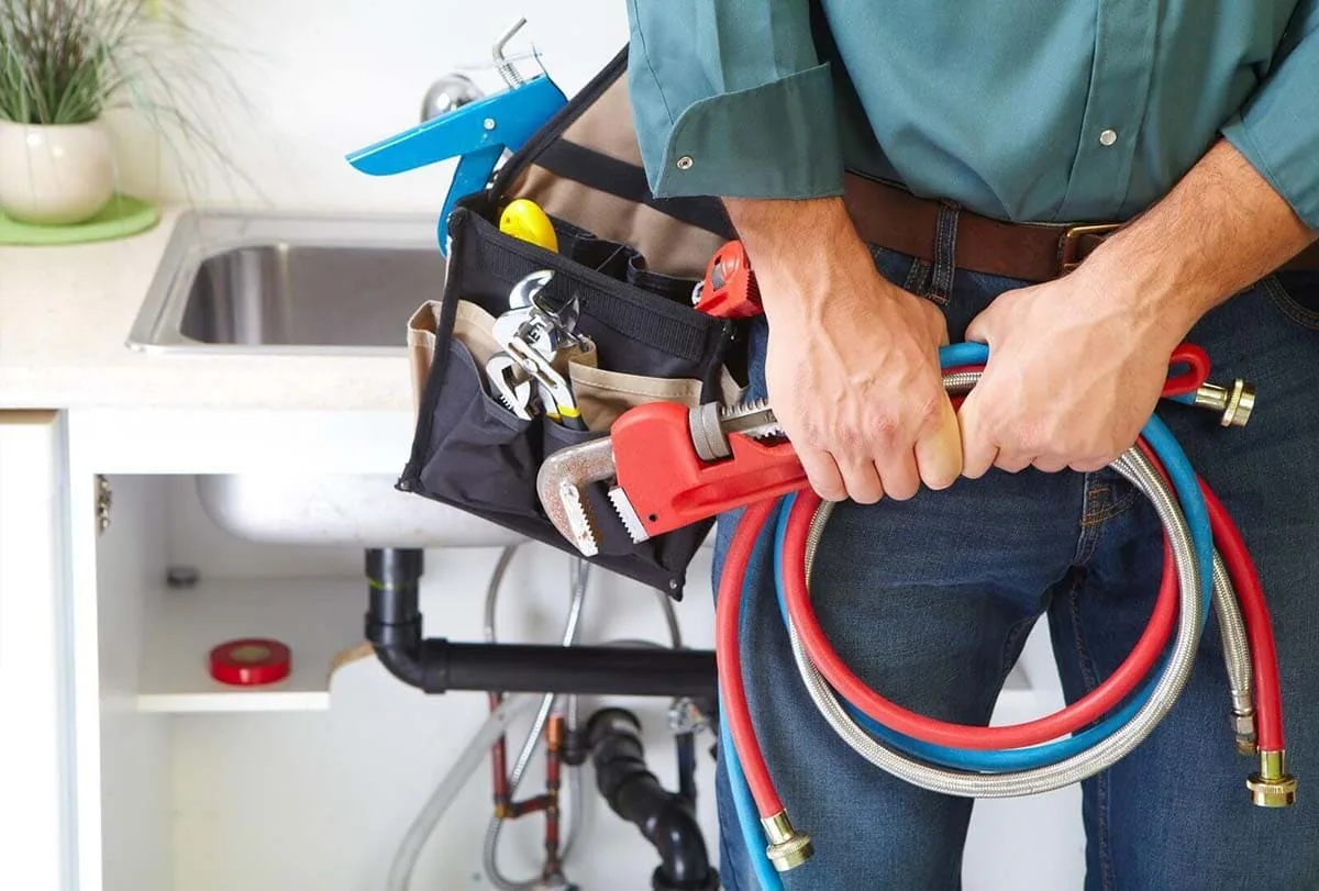 Limpieza de tuberías con agua a alta presión en una vivienda de Gran Canaria