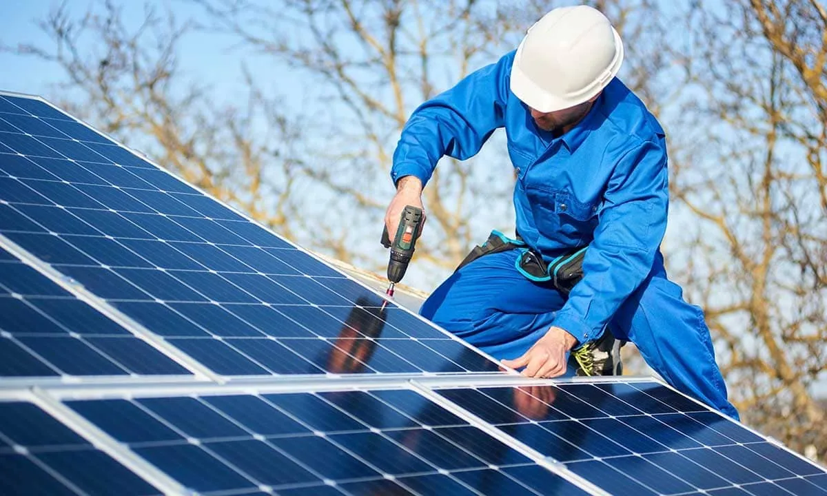 Montaje de la estructura de placas solares en Gran Canaria con material resistente al salitre
