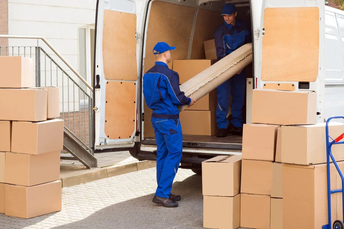 Operarios de Top Solution realizando una mudanza en Tenerife