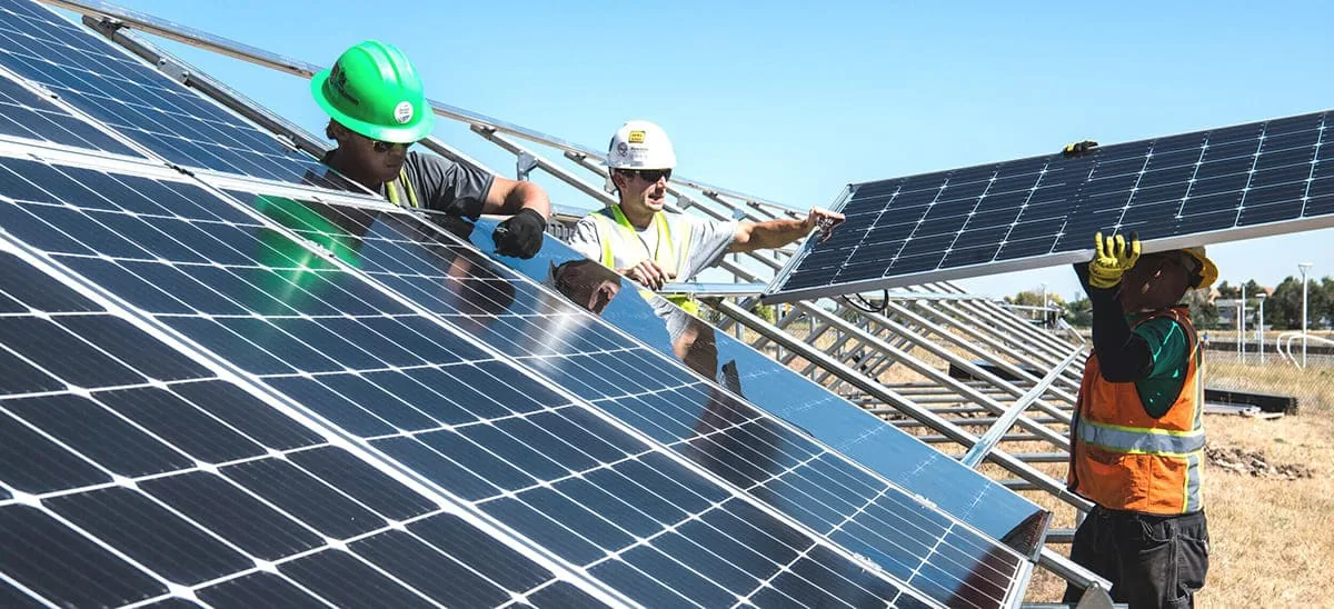 Paneles solares instalados en la cubierta de una vivienda de Tenerife