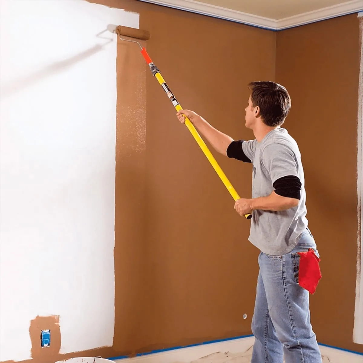 Pintor de Top Solution trabajando en una vivienda de Gran Canaria