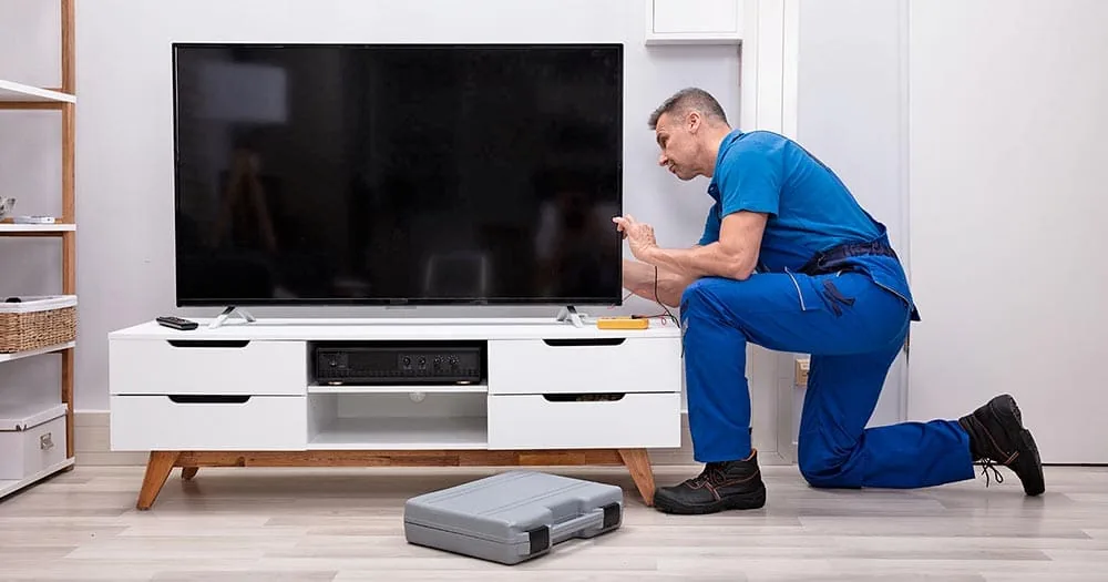Técnico de Top Solution reparando un televisor en Tenerife