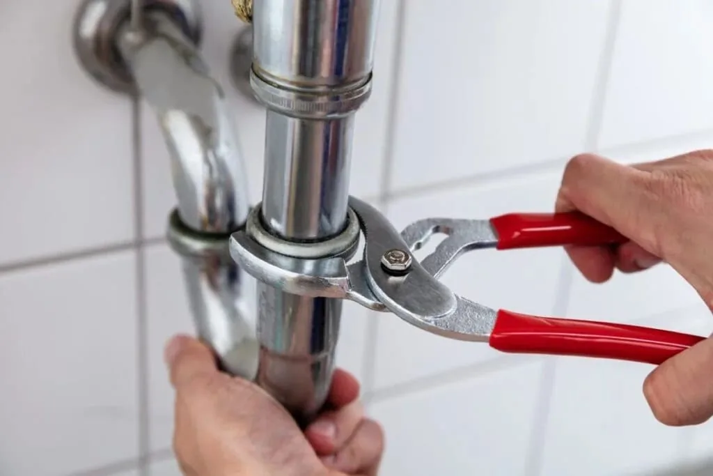 Reparación de tuberías afectadas por la cal del agua en una vivienda de Tenerife