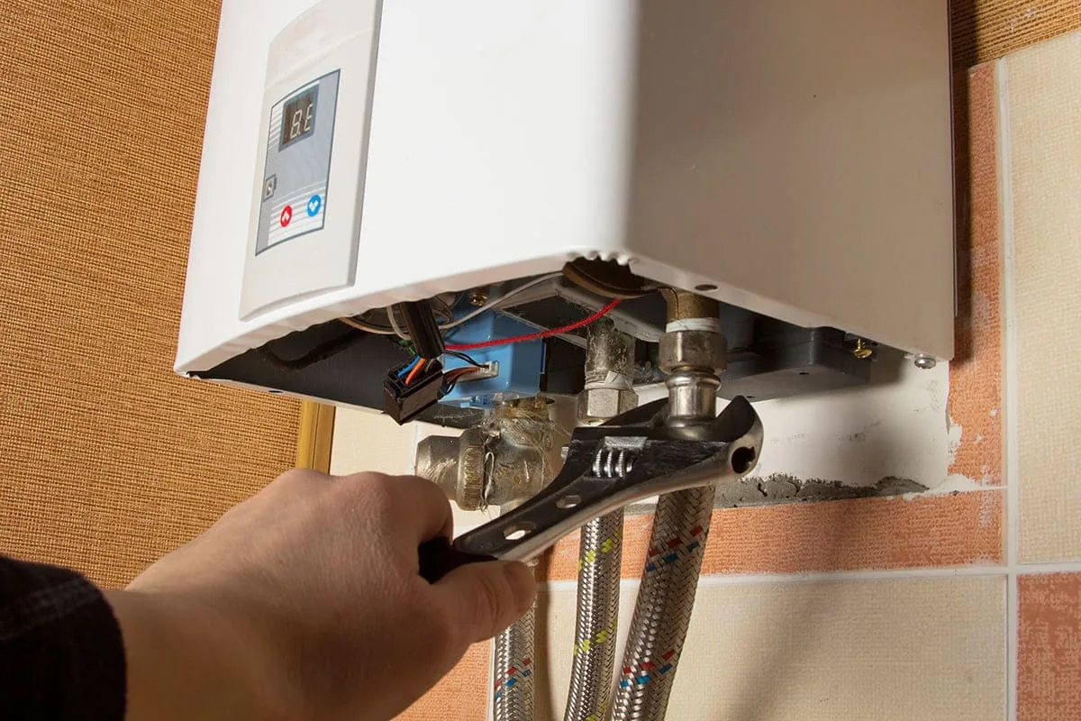 Técnico de Top Solution reparando un calentador en Gran Canaria