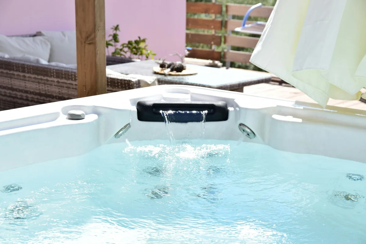 Técnico de Top Solution reparando un jacuzzi en Gran Canaria