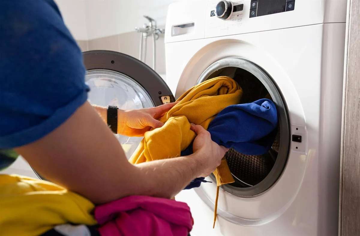 Técnico de Top Solution reparando una secadora en Tenerife