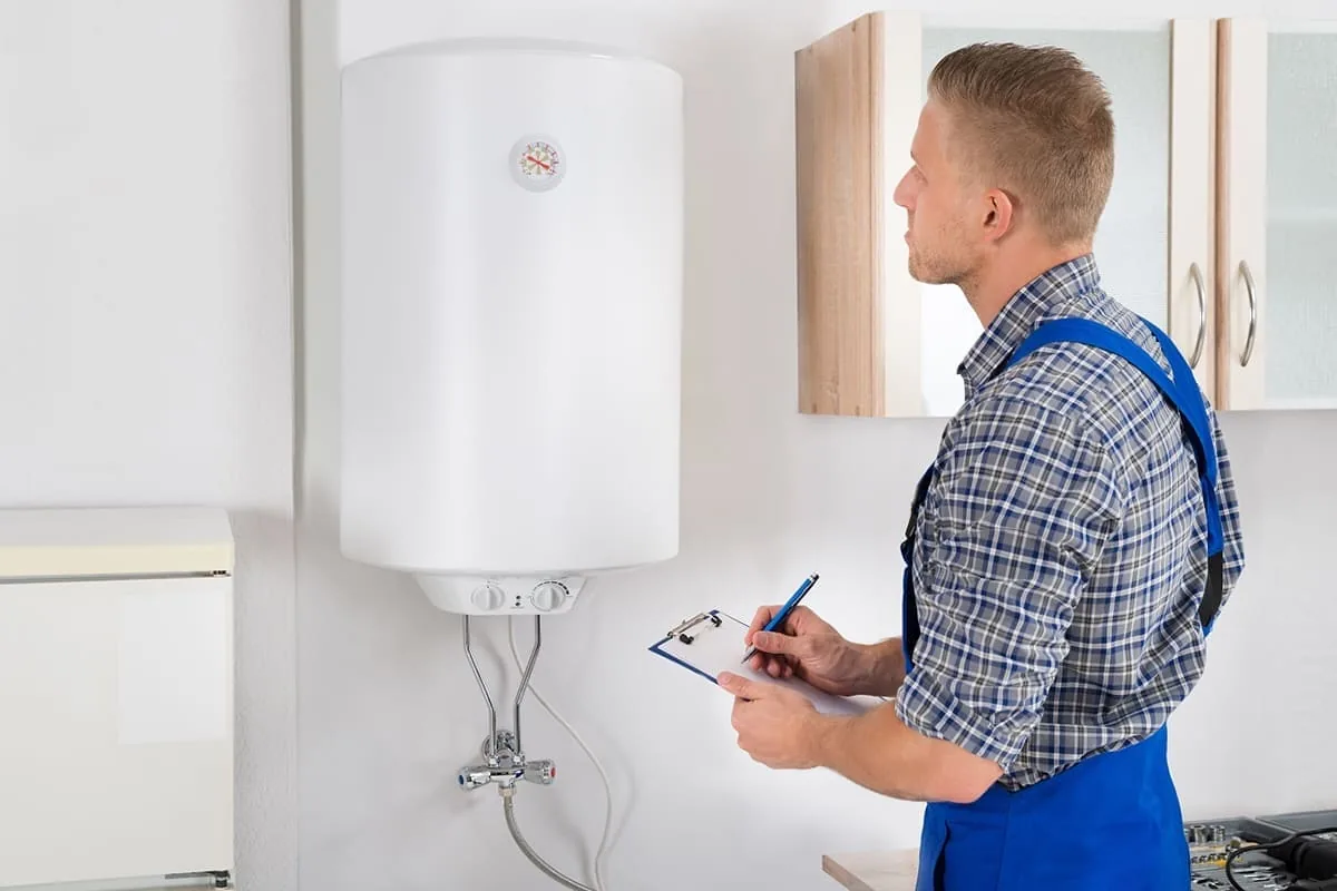Técnico de Top Solution instalando un termo en Gran Canaria