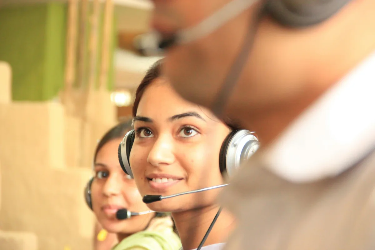 Operadoras con auriculares atendiendo llamadas de atención al cliente