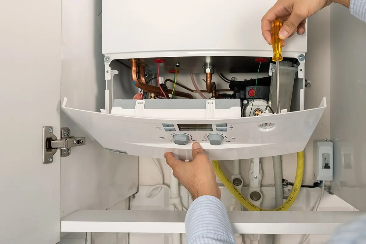 Técnico realizando una comprobación sobre un calentador de gas