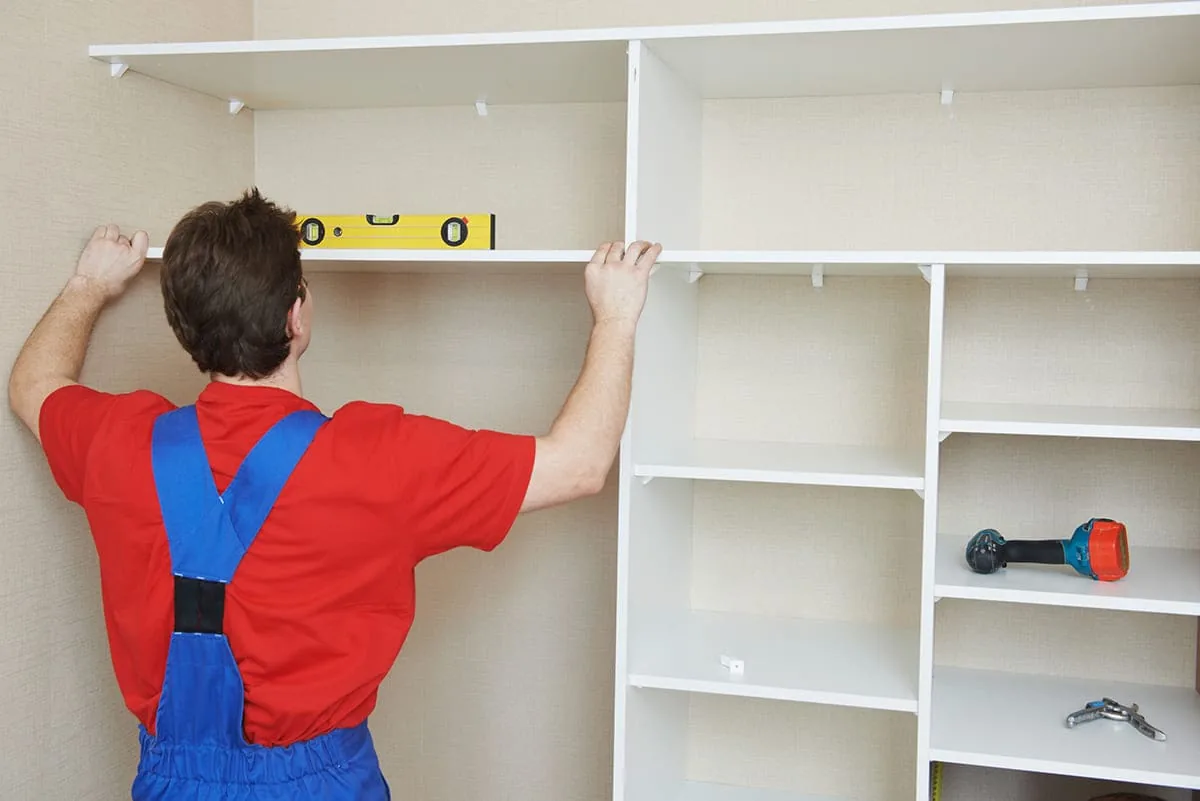 Carpintero trabajando una pieza de madera; imagen ilustrativa de los ajustes finales que se hacen en cada encargo en Elche