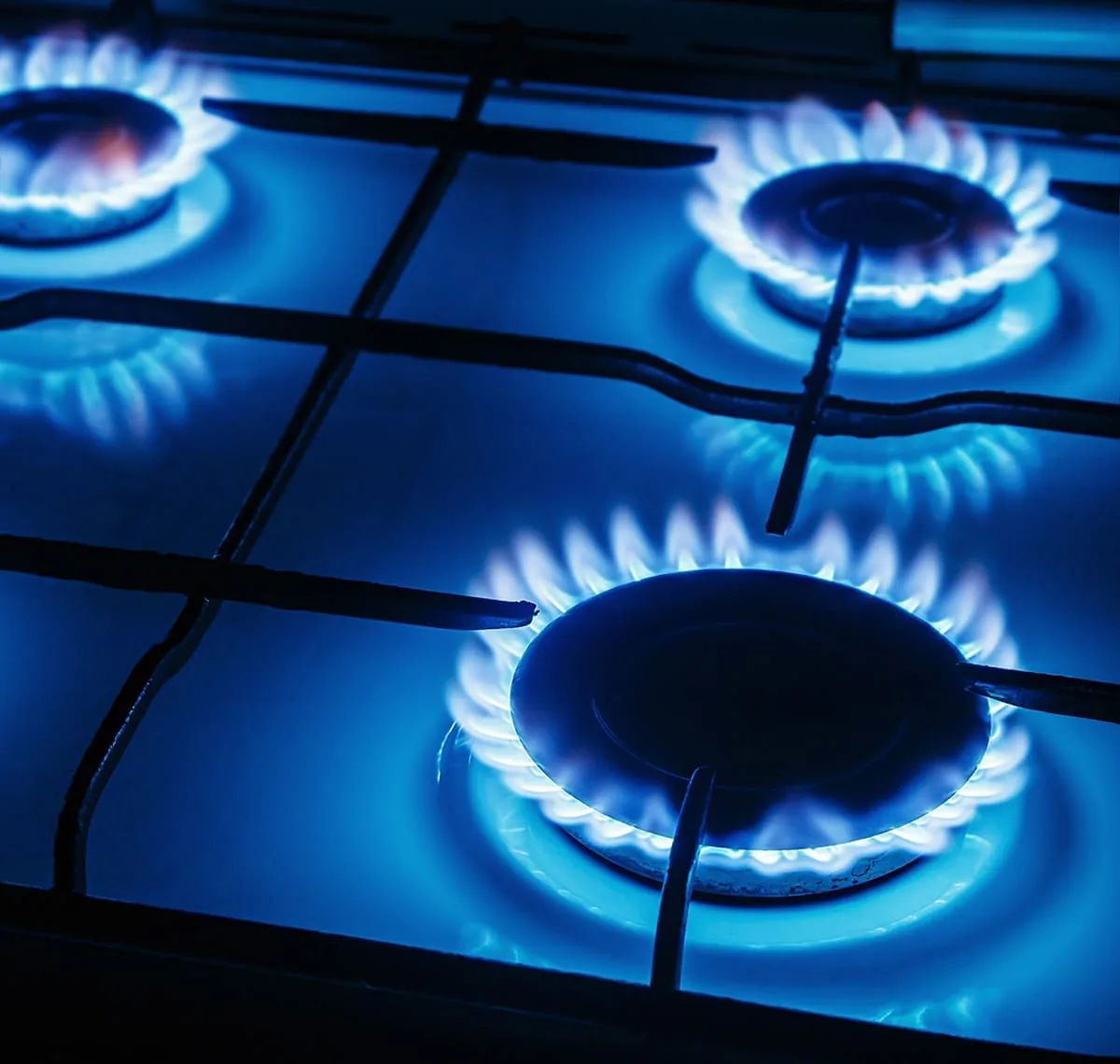 Fuegos de una cocina de gas encendidos en una vivienda con la instalación revisada