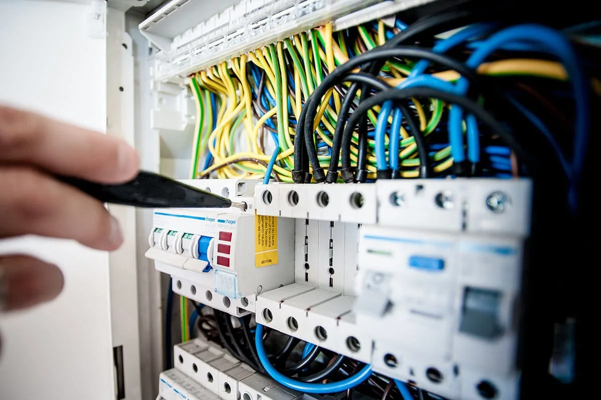 Electricista trabajando en una instalación eléctrica de un inmueble de Elche