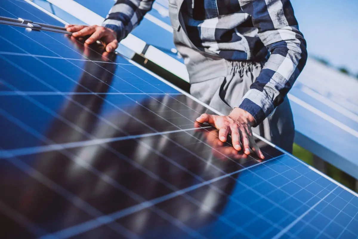 Filas de paneles solares fijadas a su estructura en una cubierta de Barcelona
