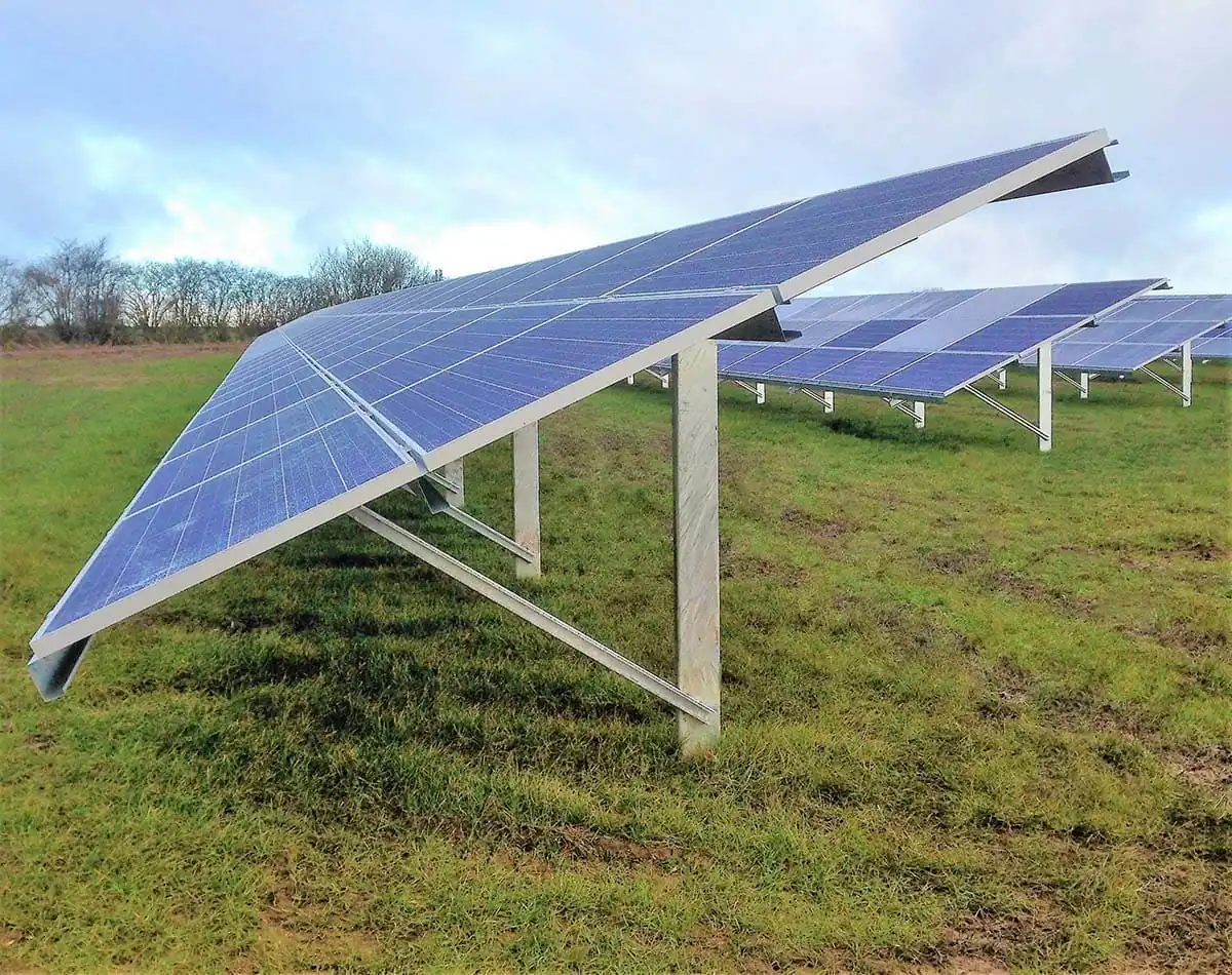 Instalación solar sobre una cubierta urbana con edificios alrededor