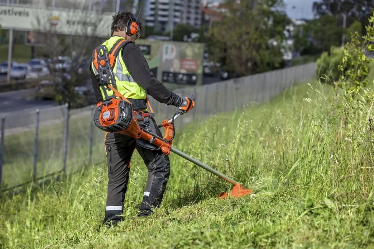 Jardinero realizando el mantenimiento de un jardín, imagen de portada del servicio en Mallorca