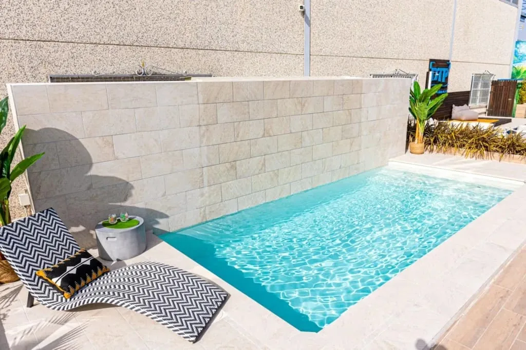 Piscina de obra terminada con el vaso lleno, el tipo de trabajo que hacemos en Murcia