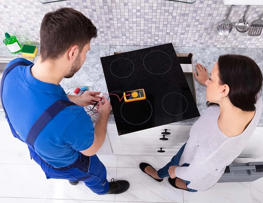 Placa de inducción encastrada en la encimera de una cocina, como las que reparamos en Málaga