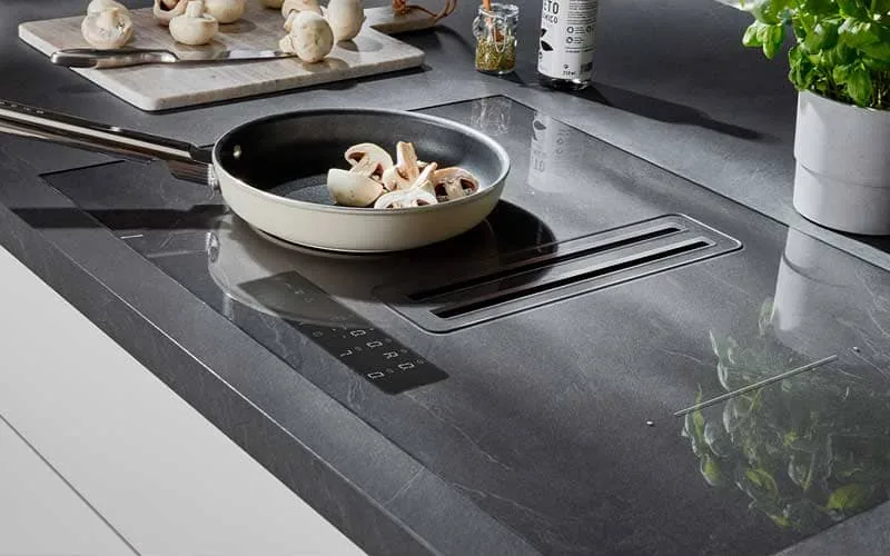 Superficie de cristal de una placa de inducción en una cocina doméstica