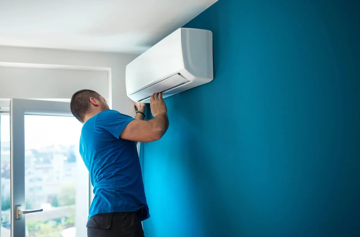 Técnico conectando la línea frigorífica de un split durante una instalación