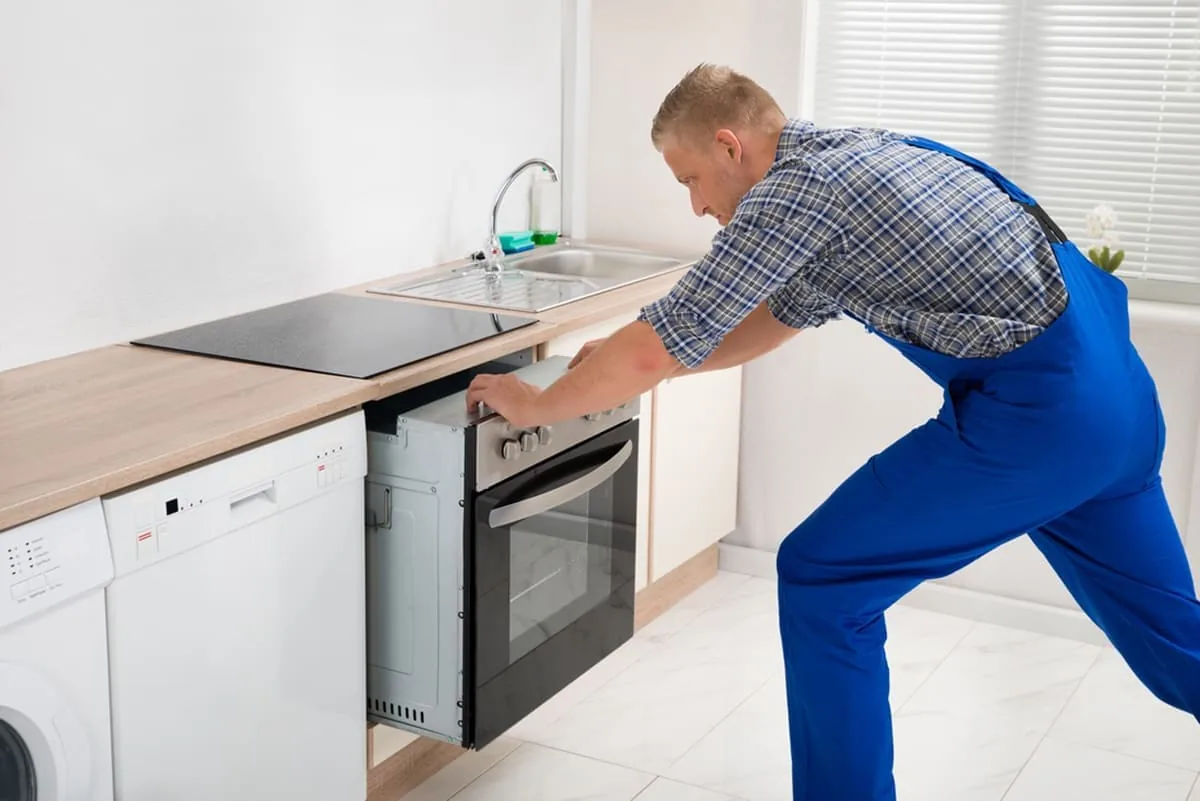 Técnico trabajando en la reparación de un horno