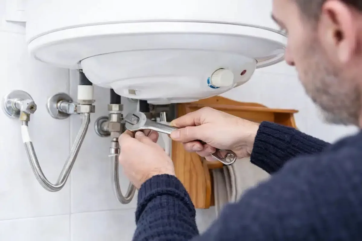 Termo eléctrico instalado en una vivienda, del tipo que se revisa y se sustituye en Elche