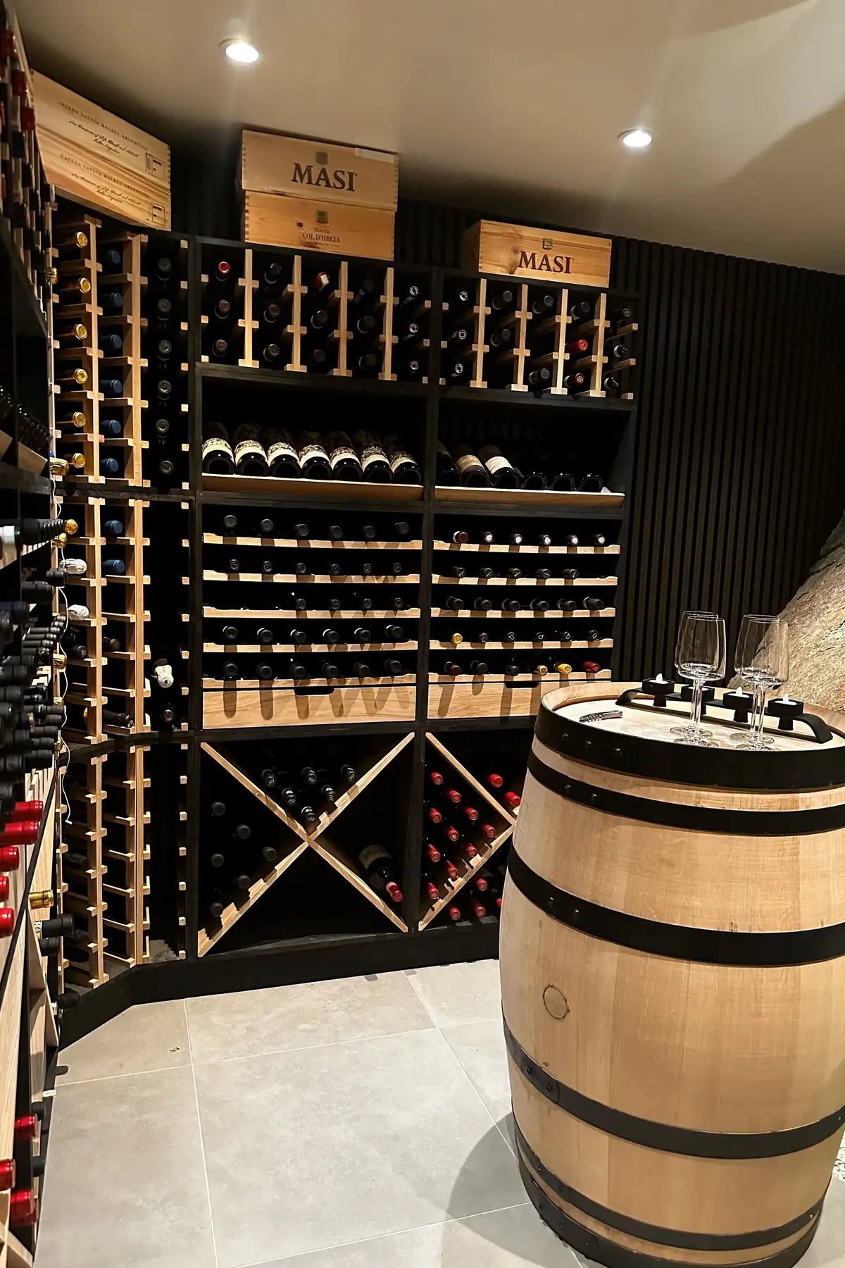 Armario climatizado con botellas de vino tumbadas y de pie, en una vista frontal