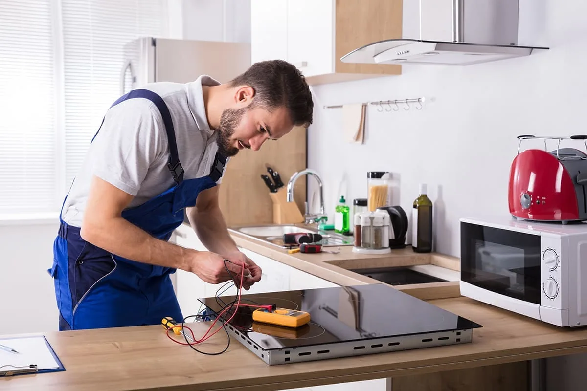 Placa de cocina vitrocerámica vista en su entorno de trabajo