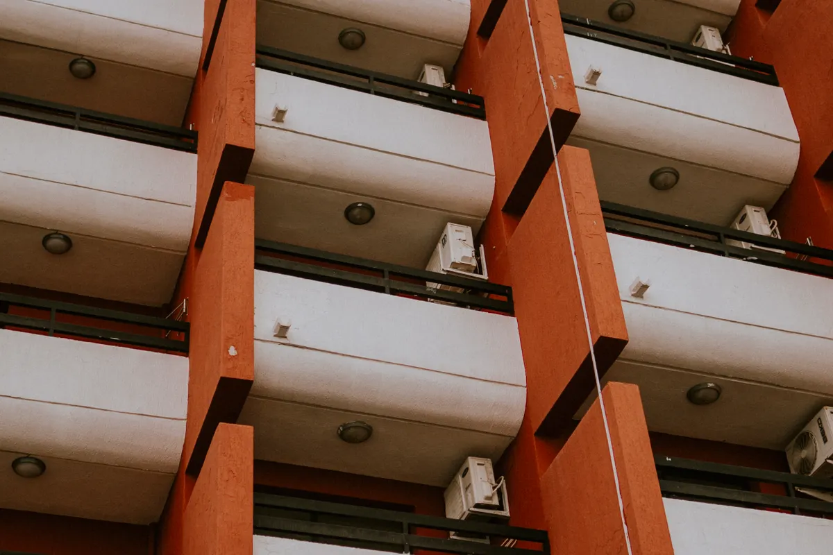Balcones de un edificio moderno con aparatos de aire acondicionado, vistos desde abajo