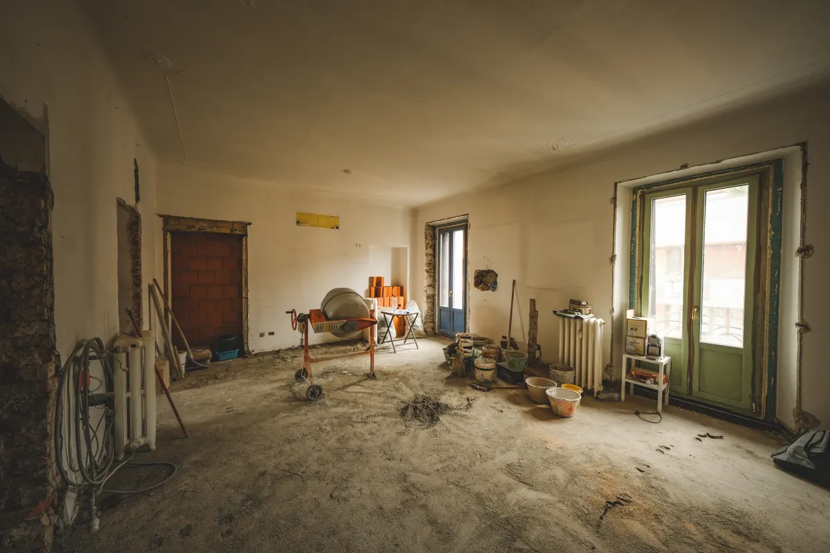 Plano general de una habitación soleada en obras con materiales y herramientas