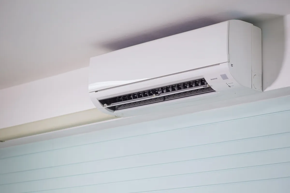Primer plano de un aire acondicionado de pared en un espacio interior, de diseño estilizado